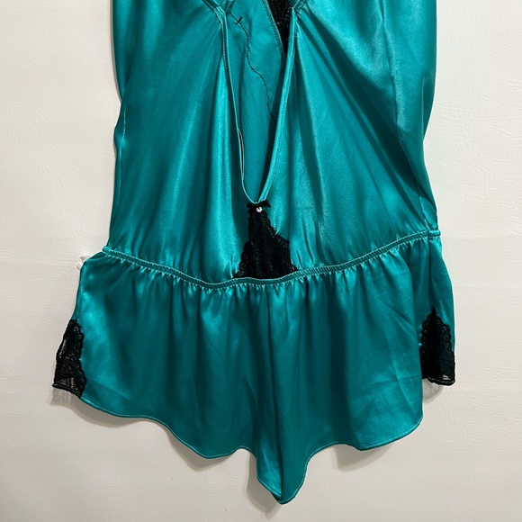Victoria’s Secret Romper new condition. SZ M black lace a turquoise color - Picture 9 of 13